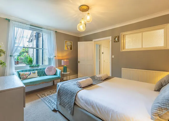 Seafront Apartment Private Garden & Free Parking