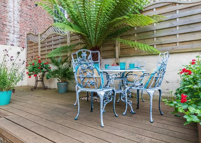 Seafront Apartment Private Garden & Free Parking
