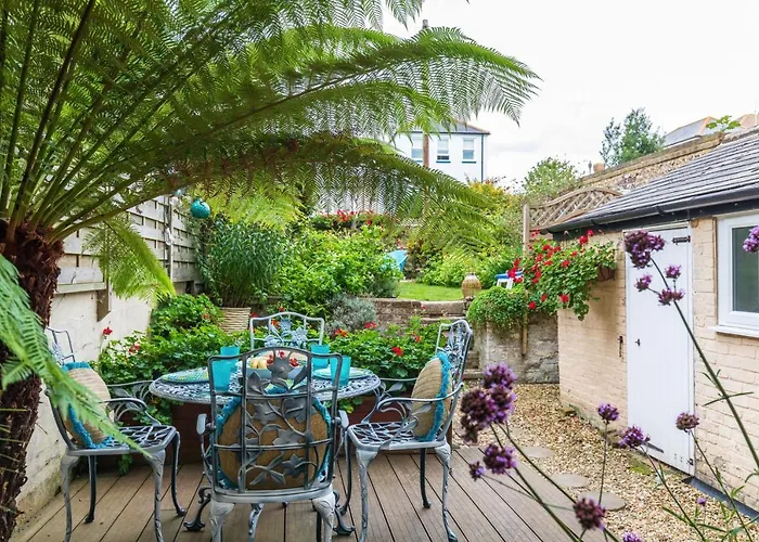 Seafront Apartment Private Garden & Free Parking
