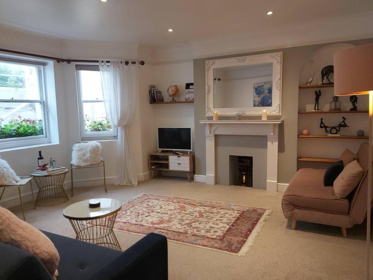 Seafront Private Garden & Free Parking Apartment *