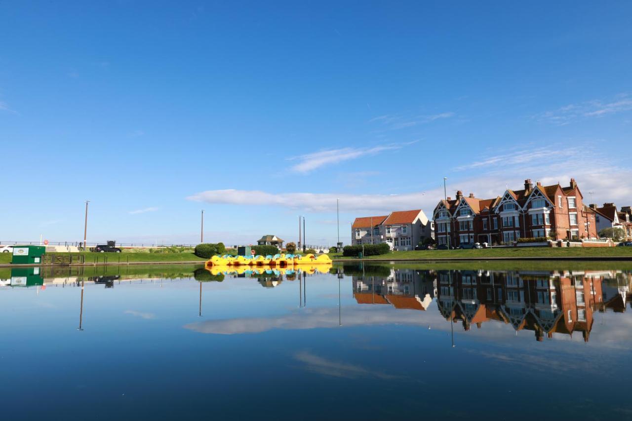 Seafront Private Garden & Free Parking Apartment *