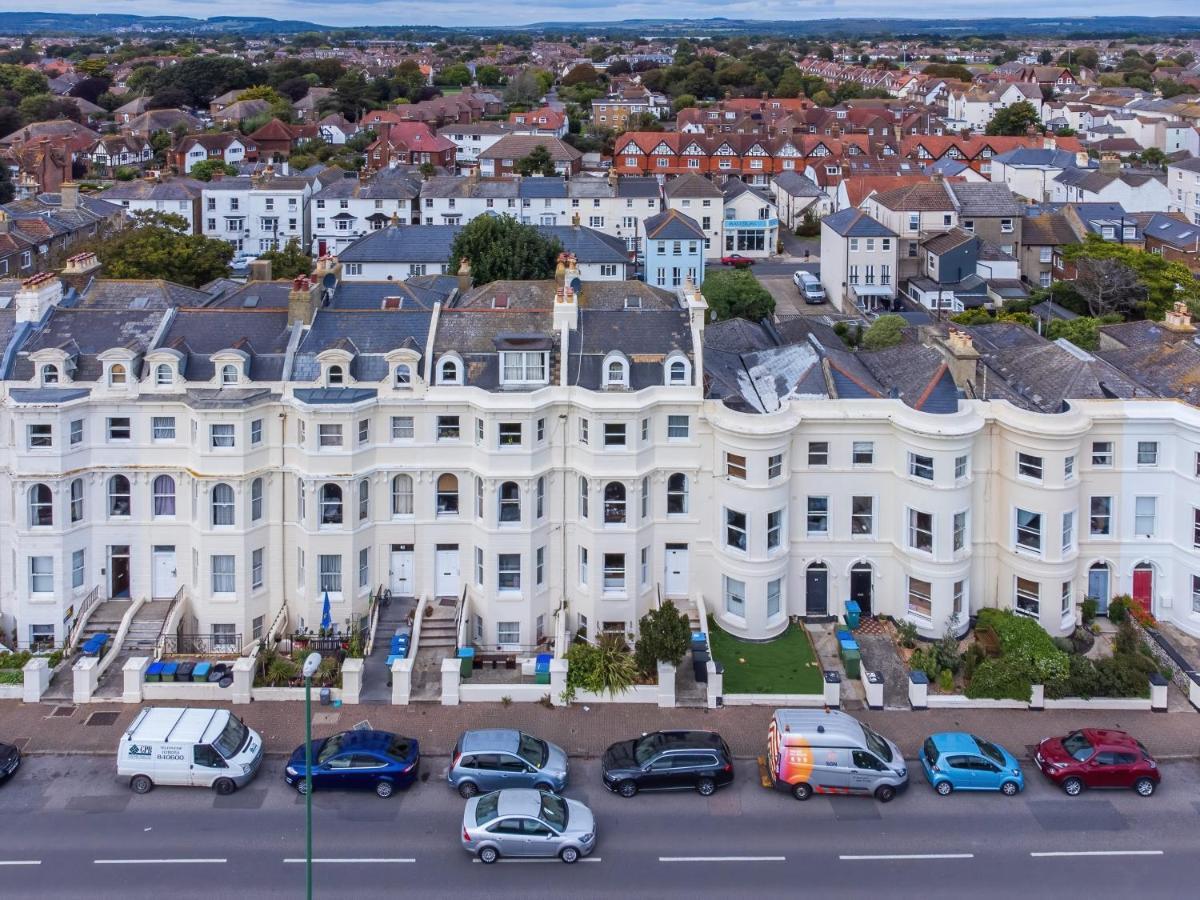 Apartment Seafront Private Garden & Free Parking