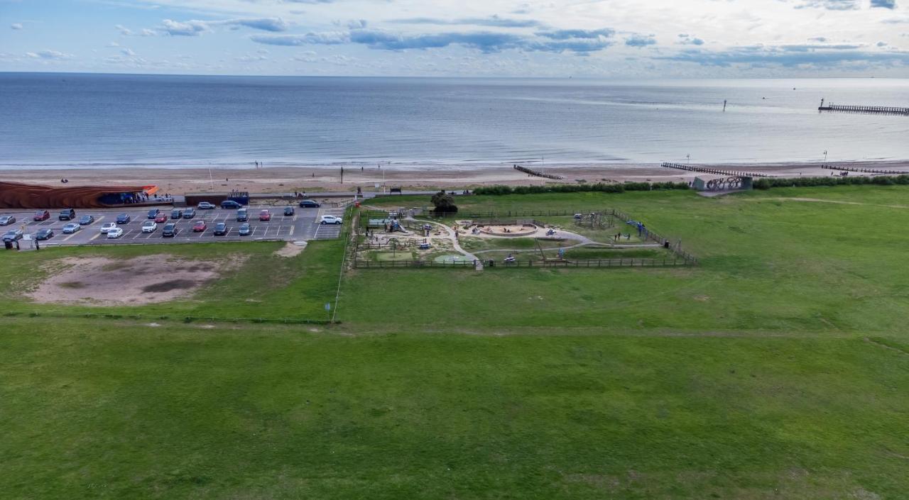 Seafront Private Garden & Free Parking Apartment